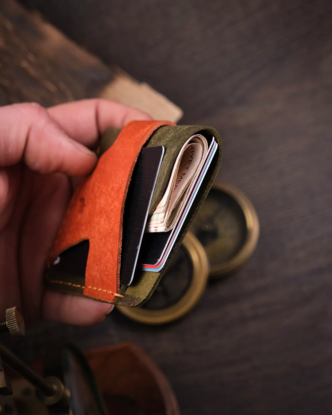 Tam kapasitede kartlar ve katlanmış kağıt para içeren patina pueblo deri kartlık maksimum kullanım hali, Kooka Leather