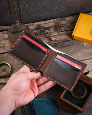 Rustik styling içinde içi dolu taba crazy deri Kooka Leather Torn bifold cüzdan elde tutuş, saraç dikişi görünümü