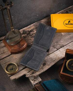 Ahşap masa üzerinde gri crazy deri Torn bifold cüzdan açık halde, iç tasarım ve kart slotları detayı, Kooka Leather el yapımı