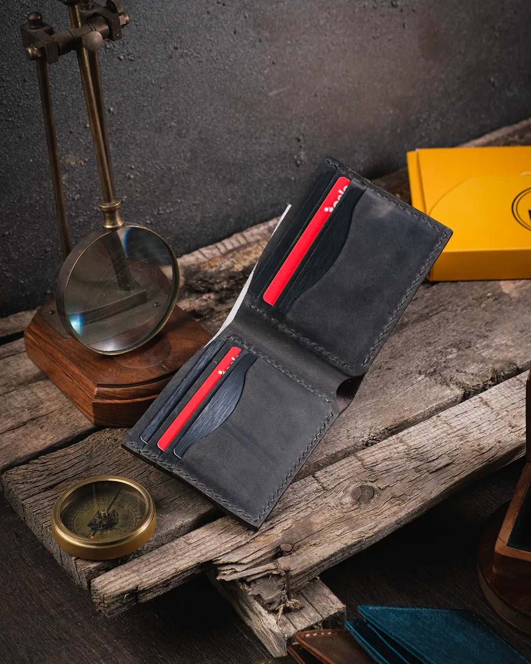 Workshop atmosferinde gri crazy deri erkek cüzdan içi dolu genel görünüm, Kooka Leather Torn deri aksesuar kompakt tasarım