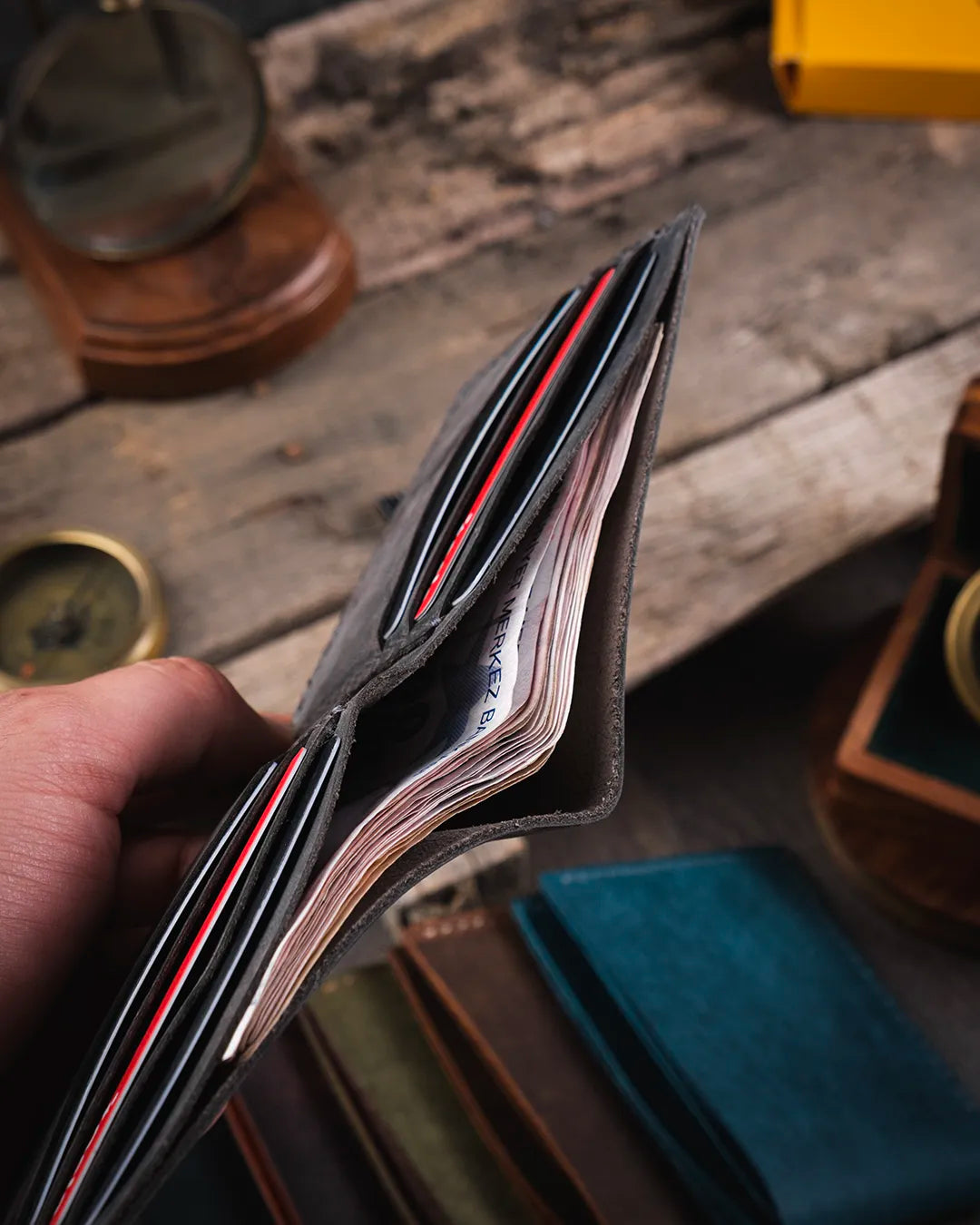Ahşap masa üzerinde gri crazy deri cüzdan kağıt para cebi detaylı görünüm, Kooka Leather Torn el yapımı bifold tasarım