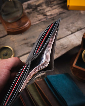 Ahşap masa üzerinde gri crazy deri cüzdan kağıt para cebi detaylı görünüm, Kooka Leather Torn el yapımı bifold tasarım