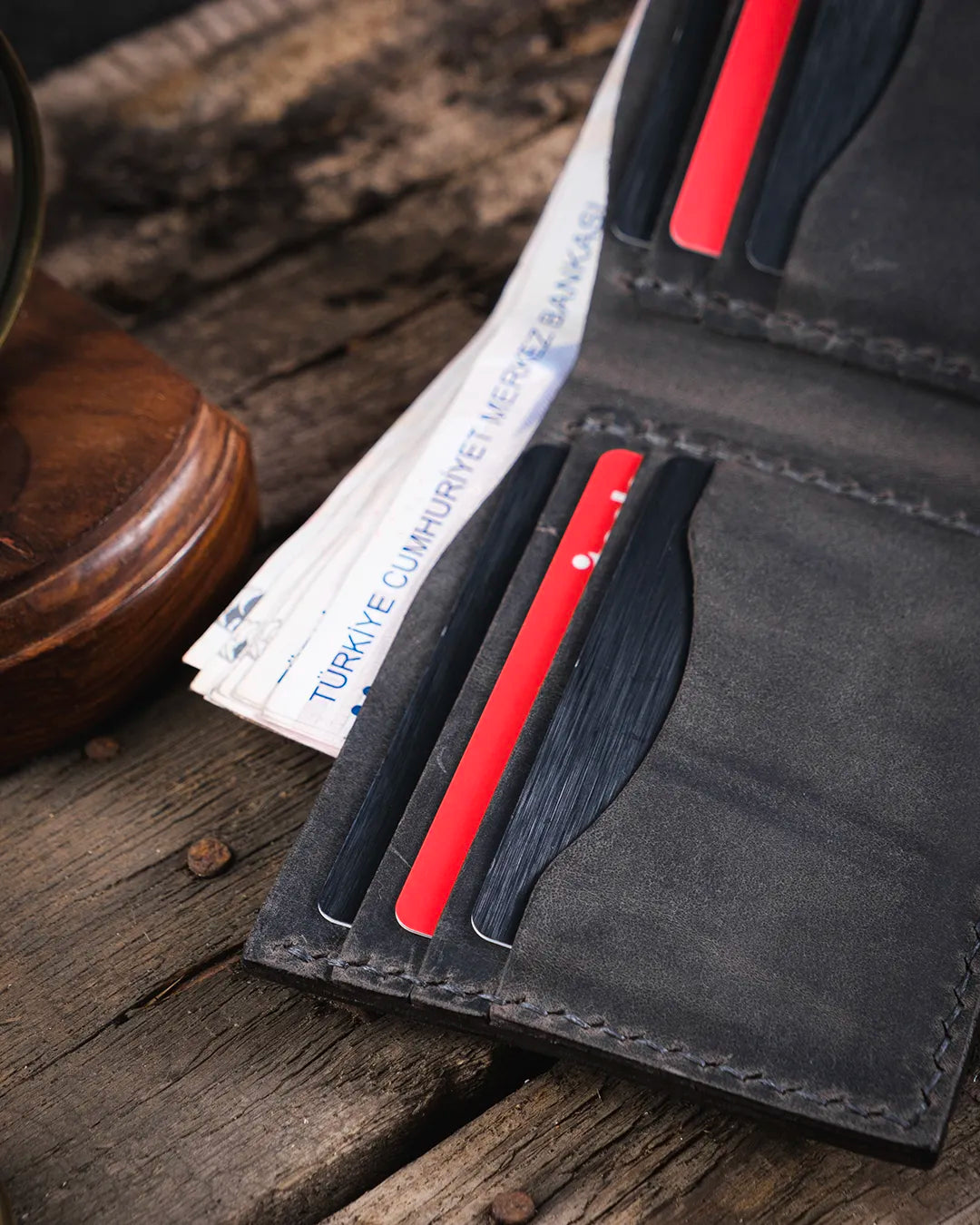 Gri crazy deri erkek kartlık kart slotları dolu halde yakın çekim, Kooka Leather Torn hakiki deri saraç dikişi detaylı