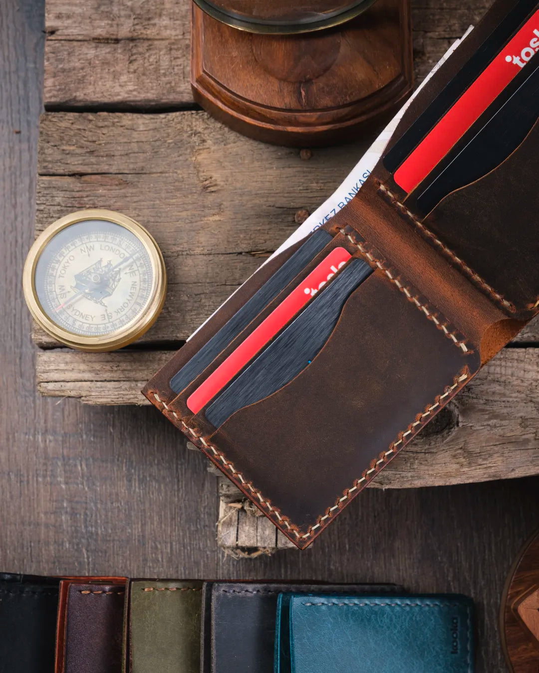 Vintage malzemeler arasında içi dolu taba hakiki deri Kooka Leather Torn erkek kartlık kart slotları yakın detay çekimi