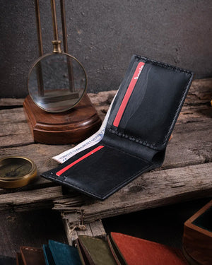 Sıcak ışıkta ahşapta açık durumda siyah pueblo deri kartlık malzeme dokusu detayı, Kooka Leather el işi