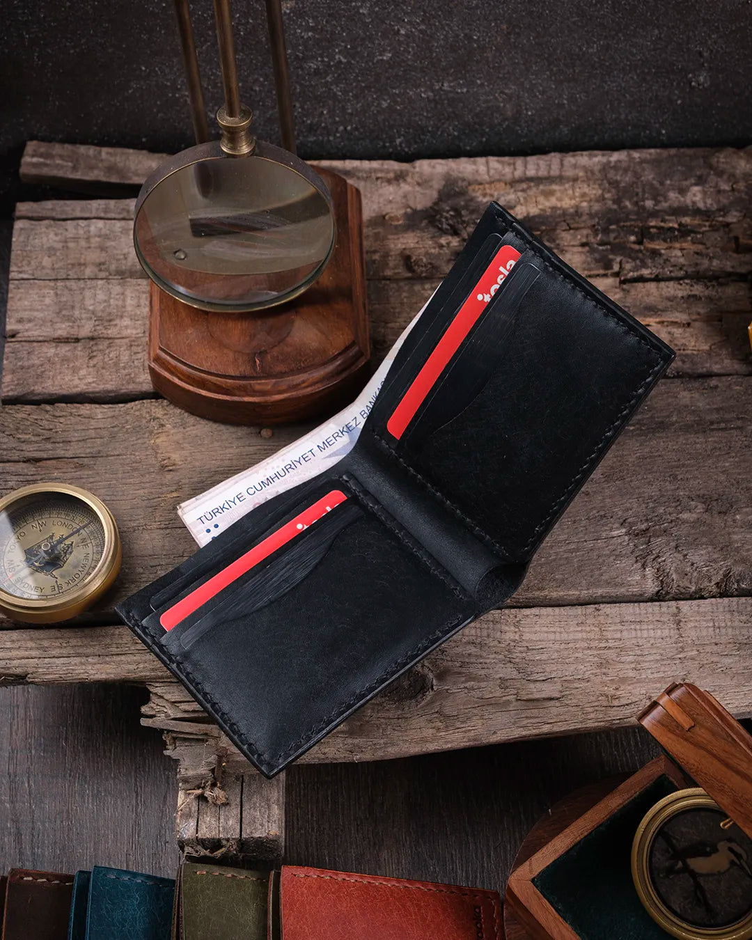 Rustik atmosferde içi dolu durumda 6 kartlık bölmeli siyah hakiki deri cüzdan iç düzeni, Kooka Leather