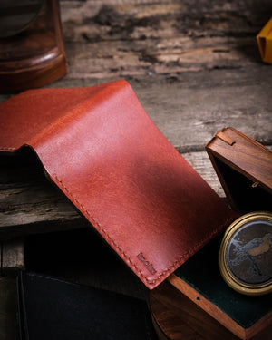 Taba pueblo deri cüzdan açık halde dış yüzey dokusu ve ışık yansıması detayı, Kooka Leather hakiki deri el işçiliği rustik zeminde