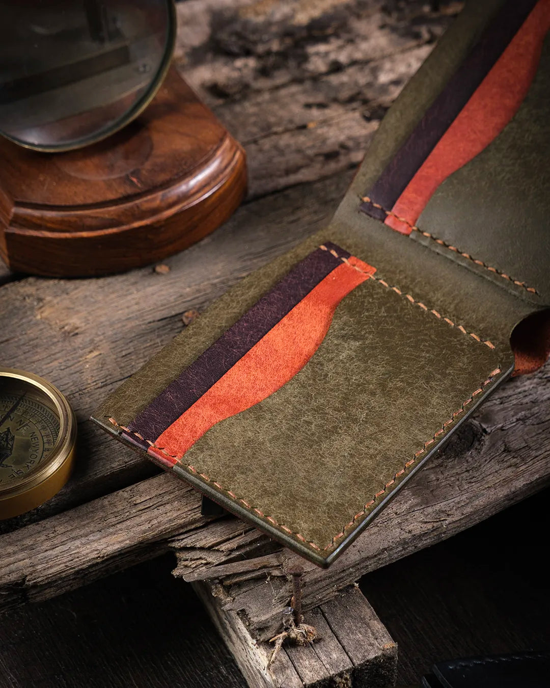Hakiki pueblo deri kart slotlarının kesim detayı ve doku yakın çekim, Kooka Leather Torn el dikişi işçiliği rustik atmosferde