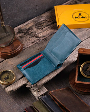 Ahşap masa üzerinde açık konumda mavi pueblo deri kartlık, 6 kart yuvasının simetrik yerleşimi dikkat çekiyor, Kooka Leather el dikişi