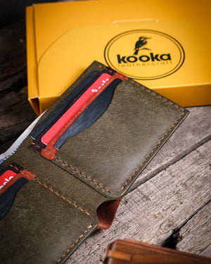 Pueblo deri kartlık kart slotlarında kartlar yerleştirilmiş halde yakın çekim, Kooka Leather 6 kartlık el yapımı saraç işçiliği