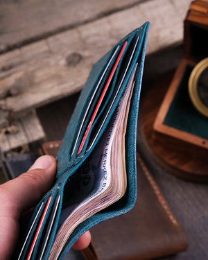 Kompakt mavi pueblo deri cüzdan açık halde, kağıt para bölmesinin hacmi ve iç yapısı yakın çekimde sergiliyor, Kooka Leather klasik tasarım