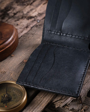 Rustik ahşapta el dikişi detaylı siyah hakiki deri erkek cüzdan, Kooka Leather pueblo deri işçiliği yakın plan