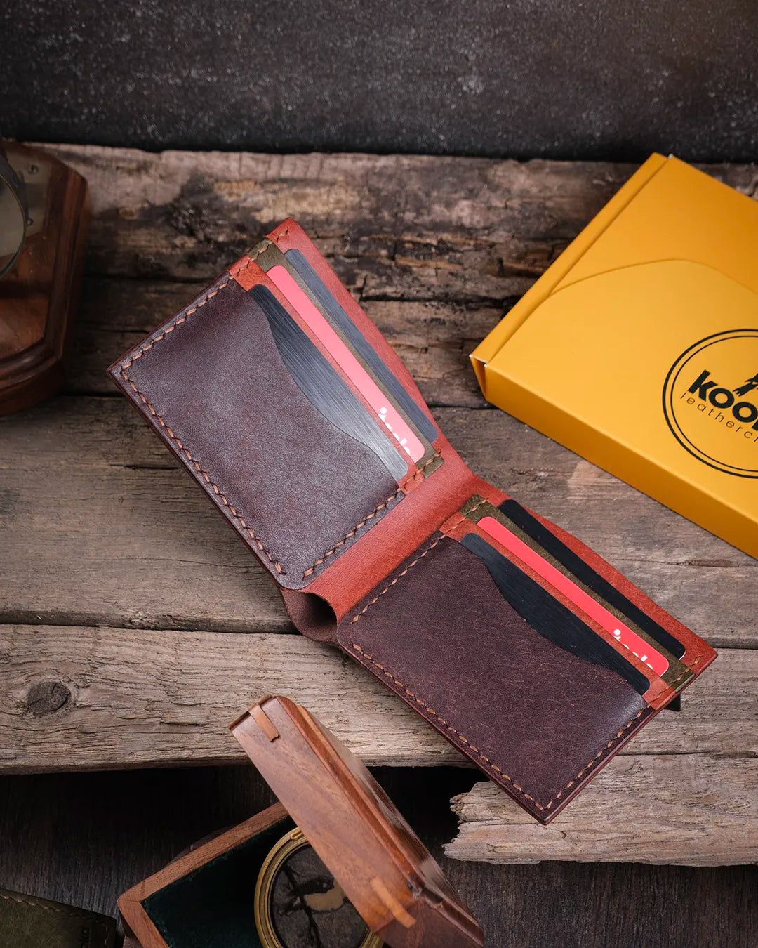 Rustik ahşapta açık Kooka Leather Torn pueblo deri erkek cüzdan, iç kısım taba olive renk kombinasyon detayı