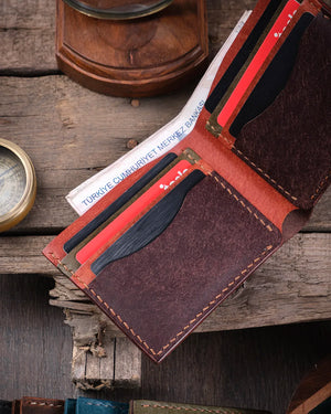 Kartlarla dolu Kooka Leather Torn el yapımı pueblo deri cüzdan, rustik ahşapta açık detay yakın çekim