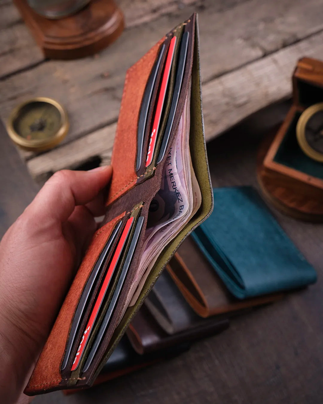 El dikişli pueblo deri erkek cüzdanın geniş kağıt para bölmesi hacim detayı ve iç yapı görünümü, Kooka Leather