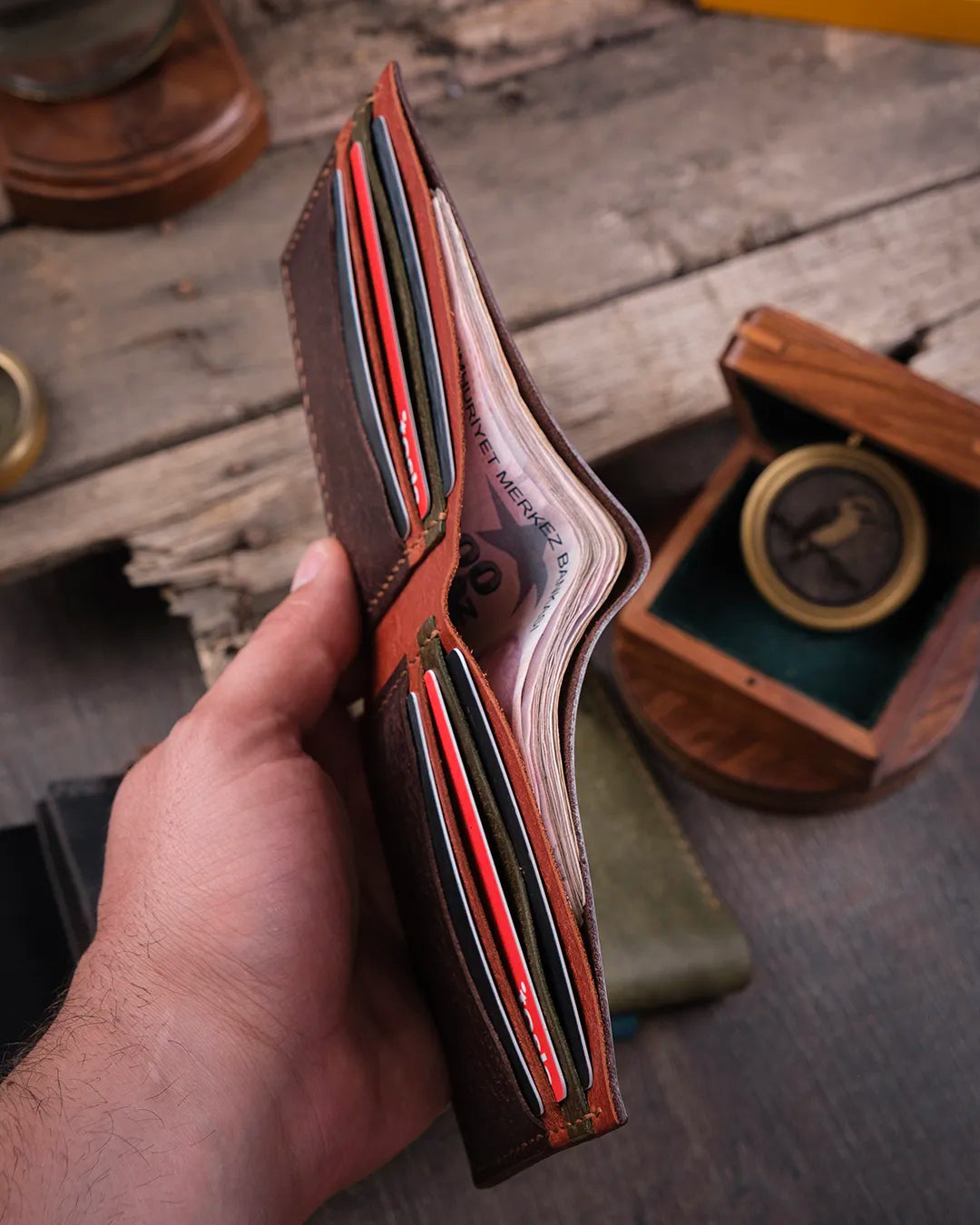 Kooka Leather Torn pueblo deri bifold cüzdan kağıt para cebinin yakın çekim kapasitesi, ahşap yüzeyde hacim detayı