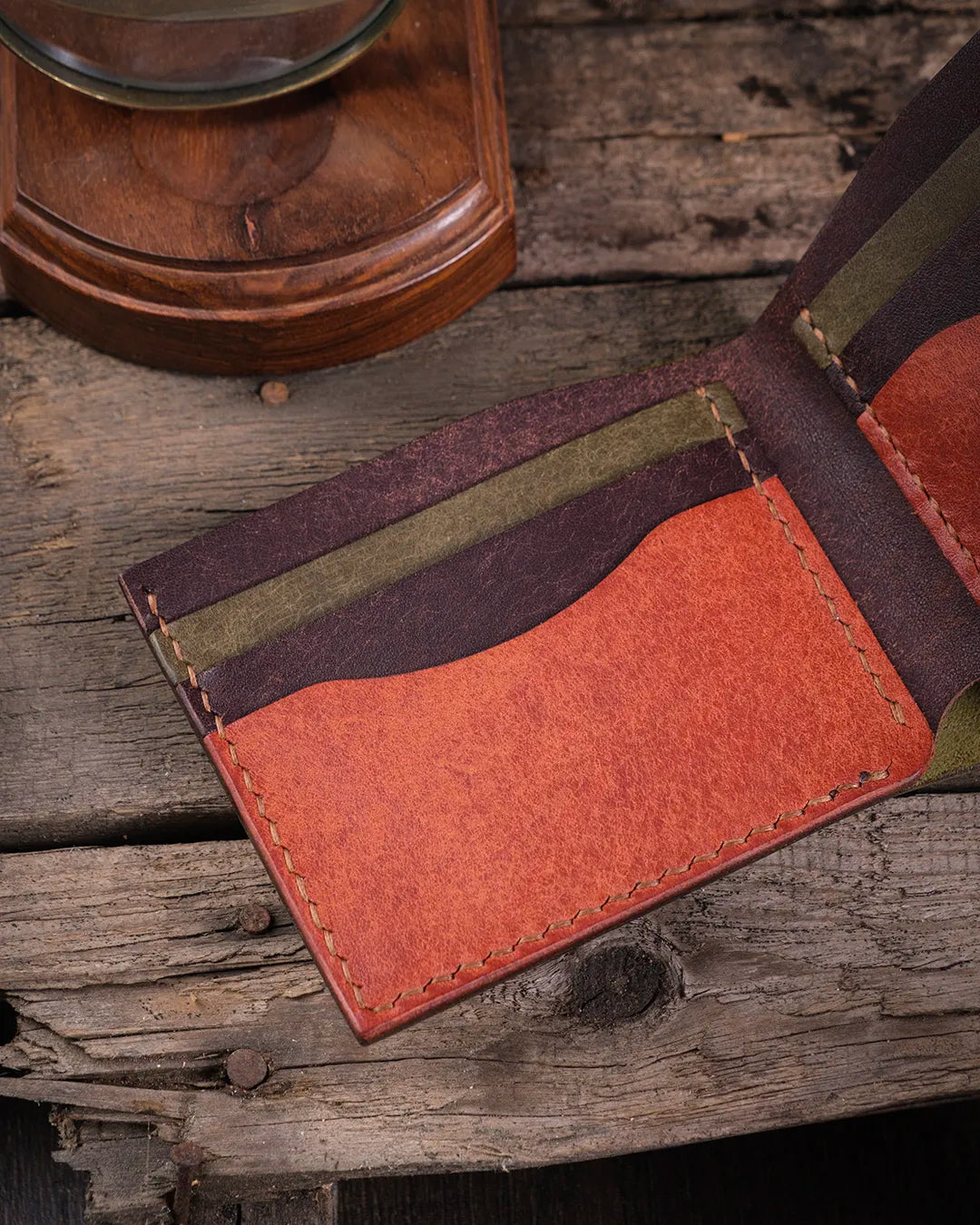 Hakiki pueblo deriden el dikişi ile üretilen erkek cüzdanın iç kart slotları ve bölmelerinin yakın detay çekimi, Kooka Leather