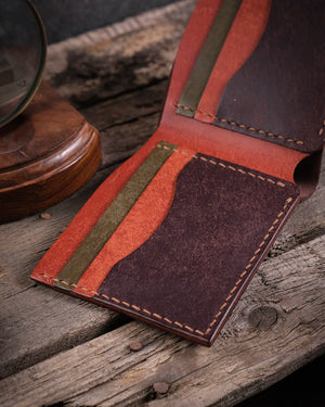 Rustik ahşap yüzeyde Kooka Leather Torn hakiki pueblo deri bifold cüzdan, 6 kartlık bölmelerin yakın çekim detayı