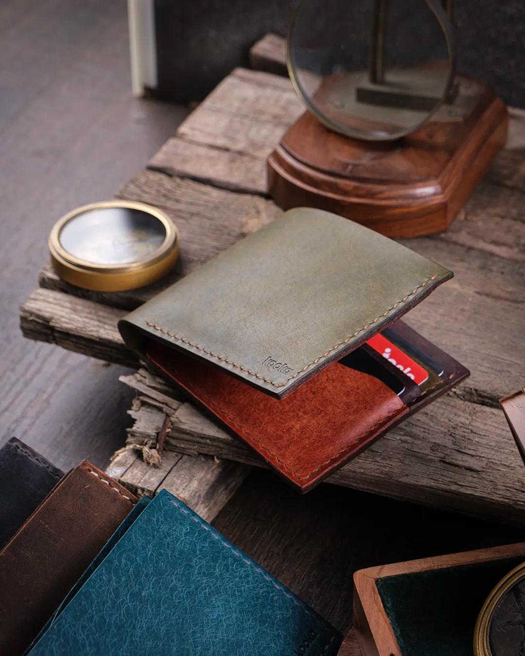 Kapalı haldeki klasik pueblo deri cüzdanın olive dış yüzey ve taba iç renk kombinasyonu detayı, Kooka Leather el yapımı