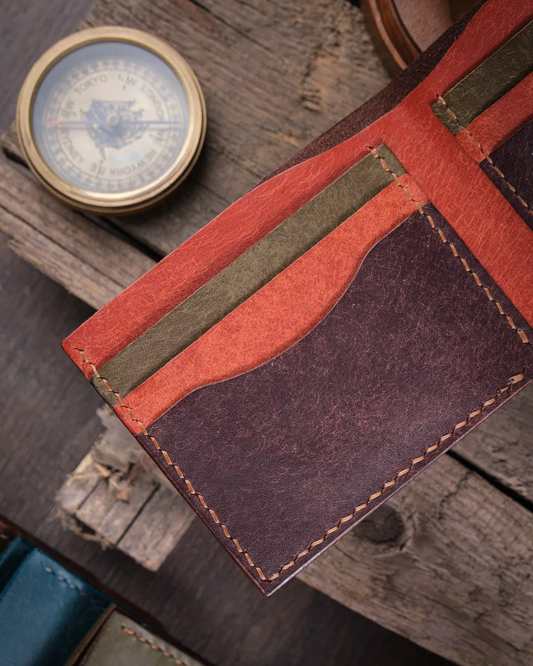 El dikişli Kooka Leather Torn pueblo deri cüzdan, kahverengi taba olive renklerin iç kısımda uyumlu yerleşimi