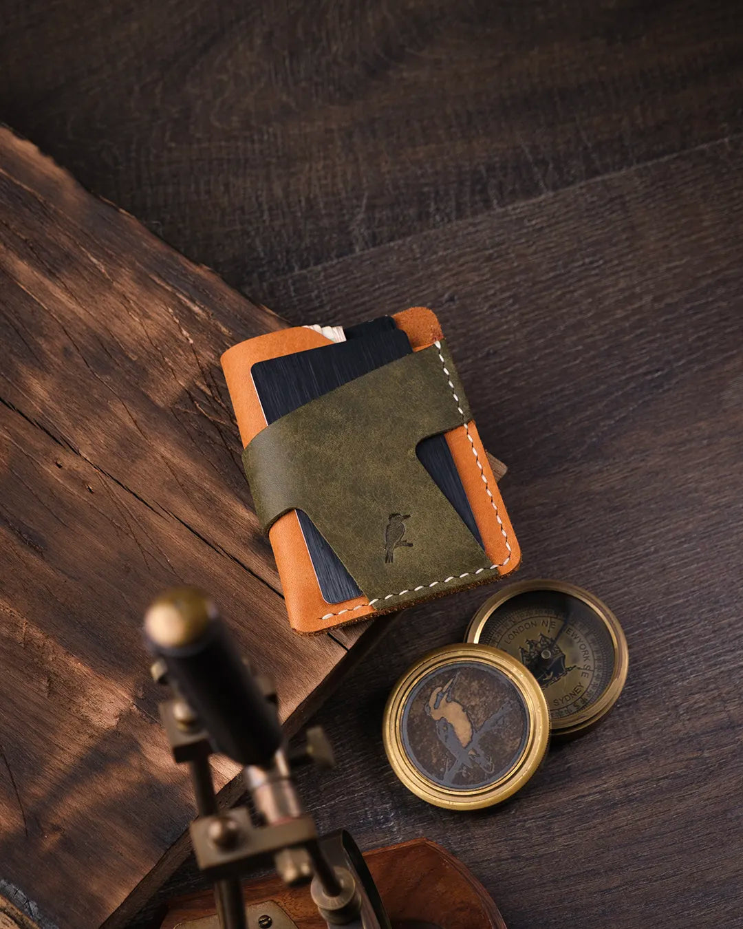 Camel ve olive renkli pueblo deri kartlık üstten genel görünümde, Kooka Leather el dikişi sanatı
