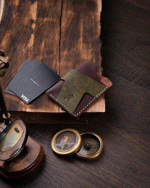 Üstten görünümde kahverengi pueblo deri kartlığın boş hali ve doğal patina dokusu, Kooka Leather el işçiliği