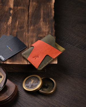 Olive turuncu renkte pueblo deri kartlık üstten görünüm ile el dikişi detayları, Kooka Leather minimal tasarım
