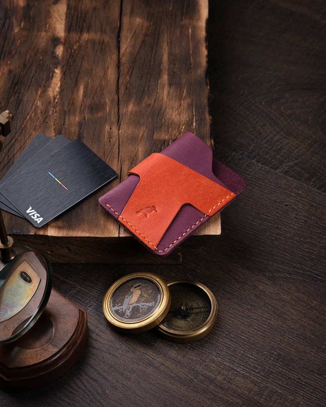 Üstten çekim hakiki pueblo deride mor turuncu renk geçişli minimalist kartlık, Kooka Leather el işçiliği