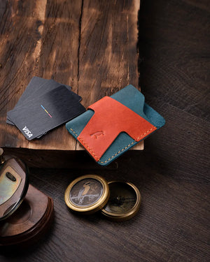 Beyaz yüzeyde mavi turuncu renkli pueblo deri kartlık üstten genel görünümde, Kooka Leather el yapımı