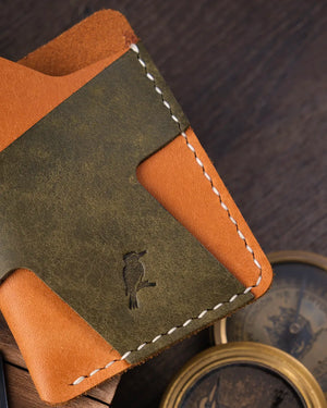 Pueblo deri kartlık el dikişi detayları ve deri dokusu yakın çekim görünüm, Kooka Leather ustalığı
