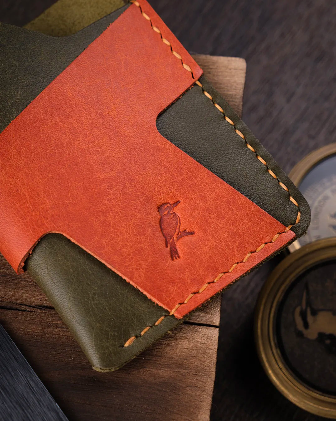 Hakiki pueblo deri üzerinde profesyonel el dikişi detayları yakın çekimde premium saraciye işçiliği, Kooka Leather