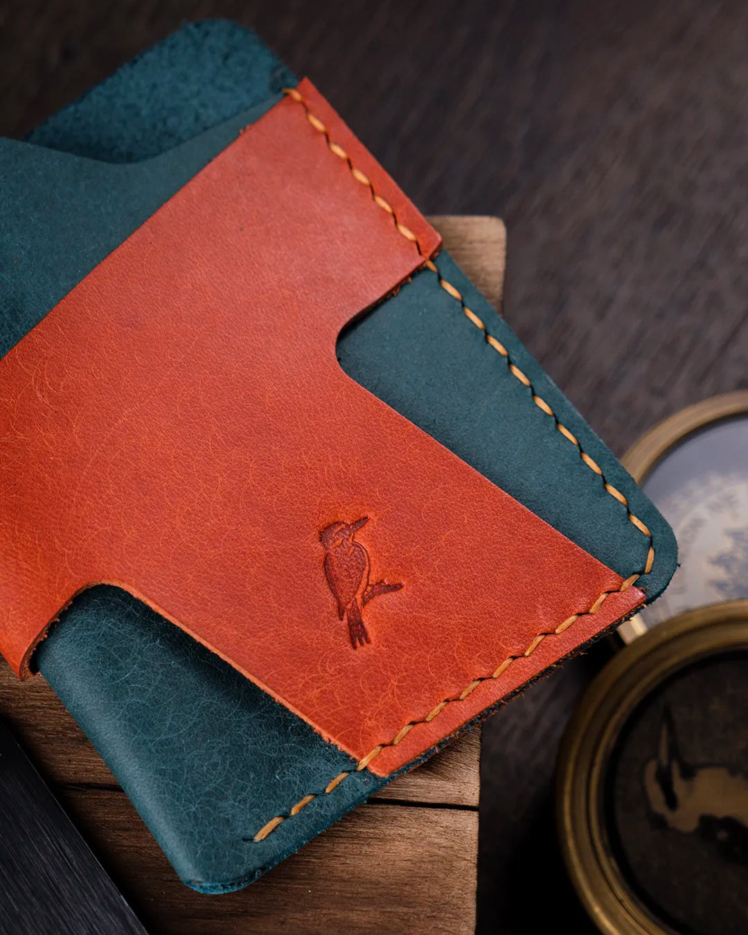Hakiki pueblo derinin benzersiz dokulu yüzeyinde el dikişi detayları yakın çekimde, Kooka Leather saraciye