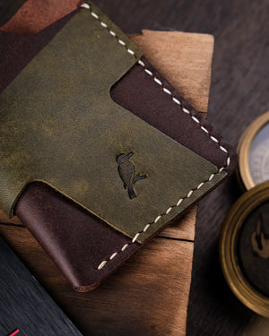 Pueblo derinin doğal dokusunda özenli el dikişi detayları yakın çekimde görünüyor, Kooka Leather kalitesi