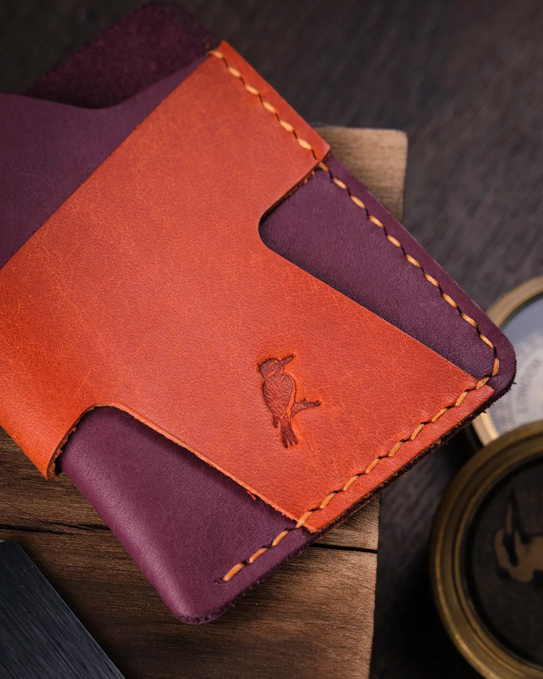 Yakın çekimde kart slotu ve el dikişi detayları görülen premium pueblo deri kartlık, Kooka Leather sanatı
