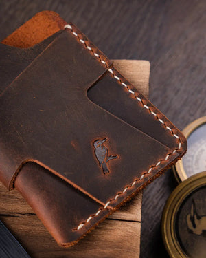 Taba crazy deri Wind kartlığın doku ve işçilik detayları yakın çekimde üstten görünümde, Kooka Leather saraç işi