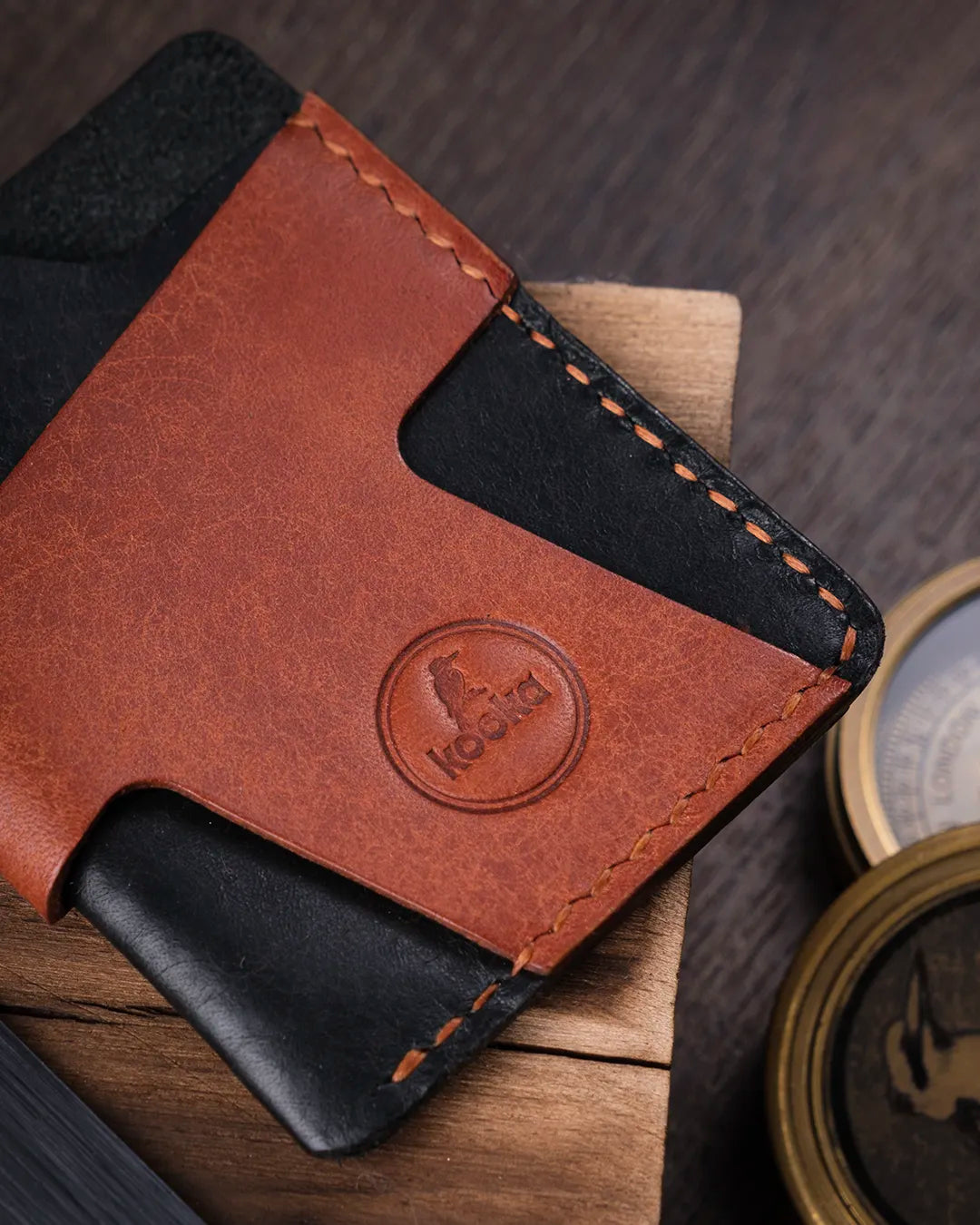 Pueblo deri yüzey dokusunda el dikişi detayları yakın çekim, Kooka Leather premium saraciye işçiliği