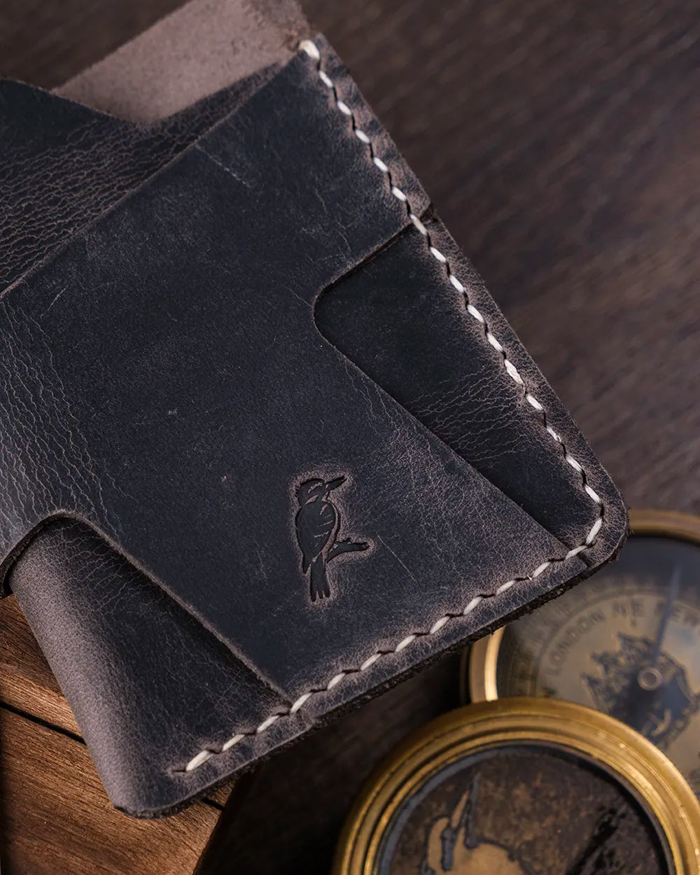 Yakın çekimde üstten görülen kompakt tasarımlı gri crazy deri kartlığın minimalist yapısı, Kooka Leather kalitesi